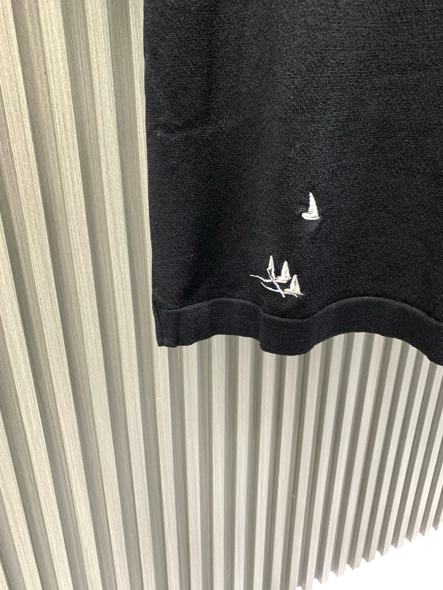 🅿️280 🀄️ Louis Vuitton Louis Vuitton 25SS new sailing ship logo embroidered short-sleeved T-shirt Smooth sailing spring and summer new short-sleeved design ceiling. It is said that big brands like to play with logos, but they really play with logos. There are also very few luxury designers who make designs. The new model pays tribute to the bustling ports of the transatlantic voyage. The sailboat is used as embroidery to form the whole effect. Injecting seasonal elements into the classic straight tailoring Create a casual daily choice. It is extremely skin-friendly and comfortable. It feels very delicate to the touch. The texture is very good. It is very heavy-duty. The shape is invincible and slimming. It is very fashionable to match it casually. The upper body effect is amazing. Give it to me.